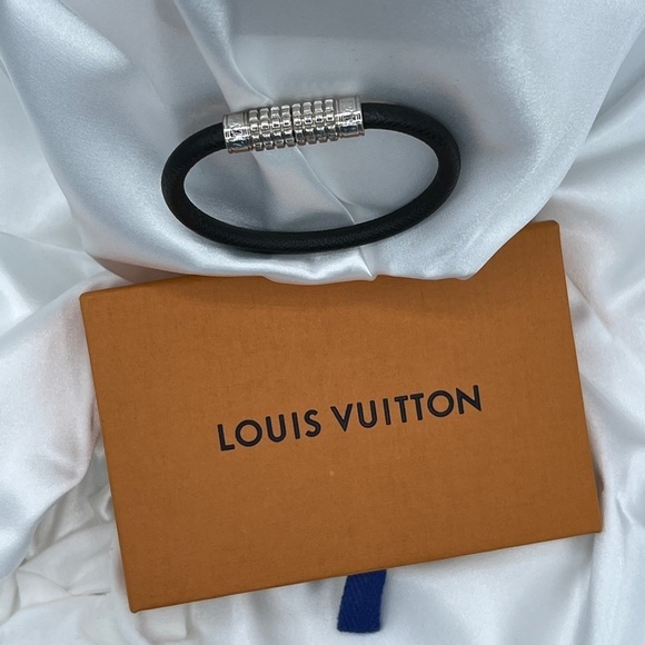 NEW ARRIVAL UNISEX LOUIS VUITTON Brass Digit Taiga Wrap Bracelet Black - Picture 2 of 4